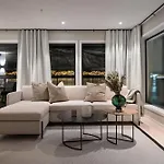 Premium Penthouse Sea & Mountain View In 2-bathrooms, Free Parking In Garage *