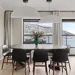 Premium Penthouse Sea & Mountain View In 2-bathrooms, Free Parking In Garage Apartment *