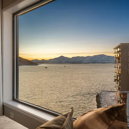Premium Penthouse Sea & Mountain View In 2-bathrooms, Free Parking In Garage *